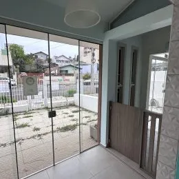 Sala de estar com portas de vidro que dão acesso a uma área externa.