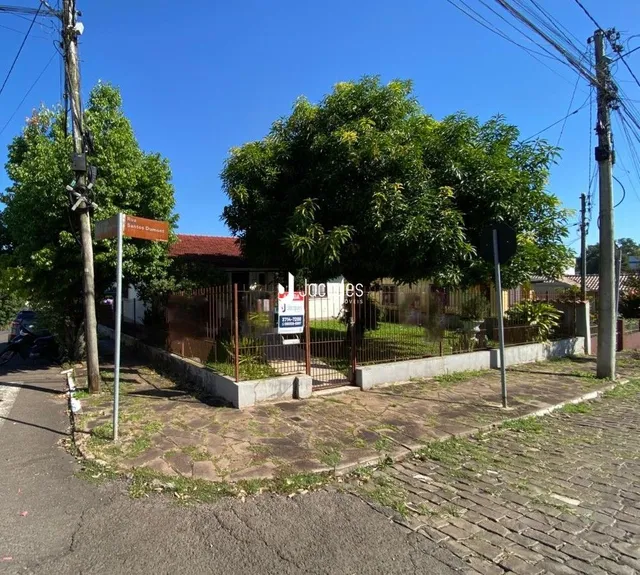 Vista da fachada de uma propriedade em Lajeado, Brasil, com cerca e vegetação.
