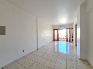 Corredor interno com piso de cerâmica claro.