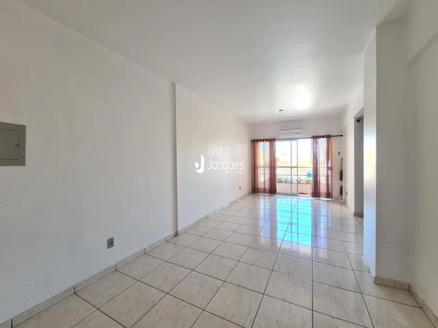 Corredor interno com piso de cerâmica claro.