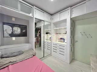 Quarto com armários embutidos e cama na sala de um imóvel em Lajeado.