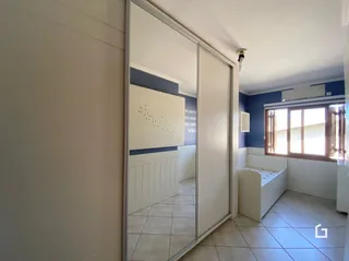 Hall de entrada com paredes brancas e piso de cerâmica.
