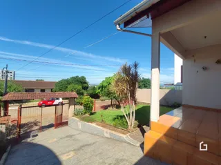 Fachada de uma residência em Lajeado, Brasil, com muro e área externa.