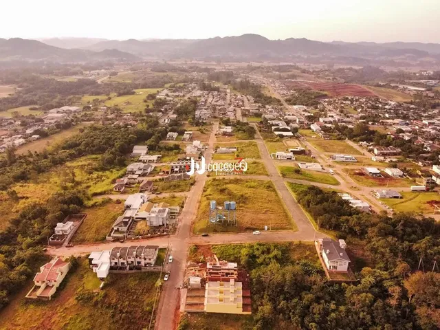 Vista aérea de uma área rural com construções dispersas no interior do Brasil.