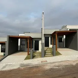 Vista externa de uma residência em Lajeado, Brasil, com estrutura de concreto e telhado plano.