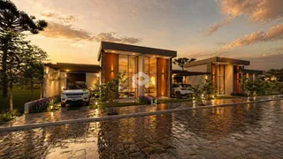 Fachada moderna de uma residência em Lajeado, Brasil, ao pôr do sol.