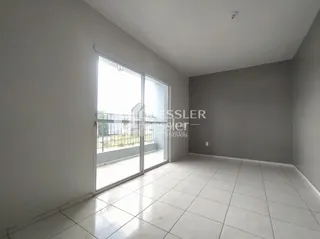 Vista de uma sala com grande janela de vidro.