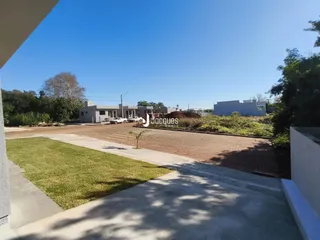 Fachada de uma residência com jardim e área externa em Lajeado, Brasil.