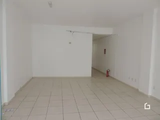 Corredor interno com piso de cerâmica em uma propriedade.