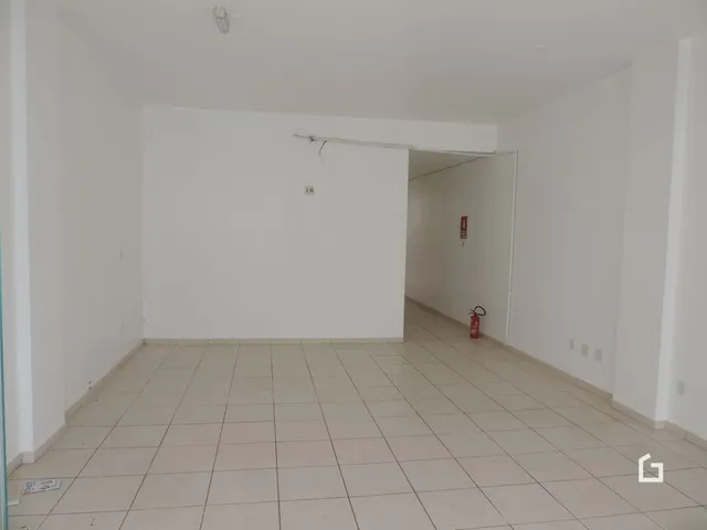 Corredor interno com piso de cerâmica em uma propriedade.