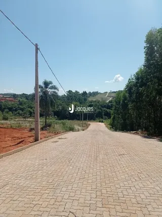 Uma estrada pavimentada leva a uma área arborizada.