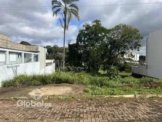 Vista externa de uma propriedade em Lajeado, Brasil, com vegetação densa e área pavimentada na frente.