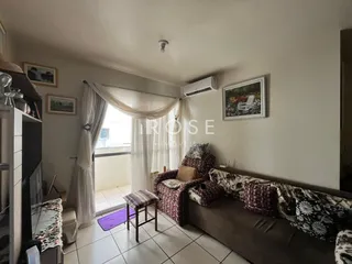 Sala de estar com cortinas e sofá em um imóvel no Brasil.