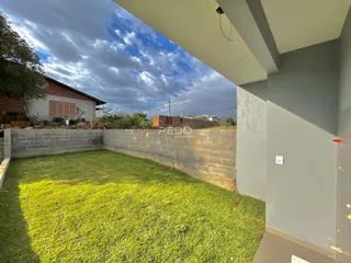Vista externa de um quintal gramado com muro de alvenaria em Lajeado, Brasil.