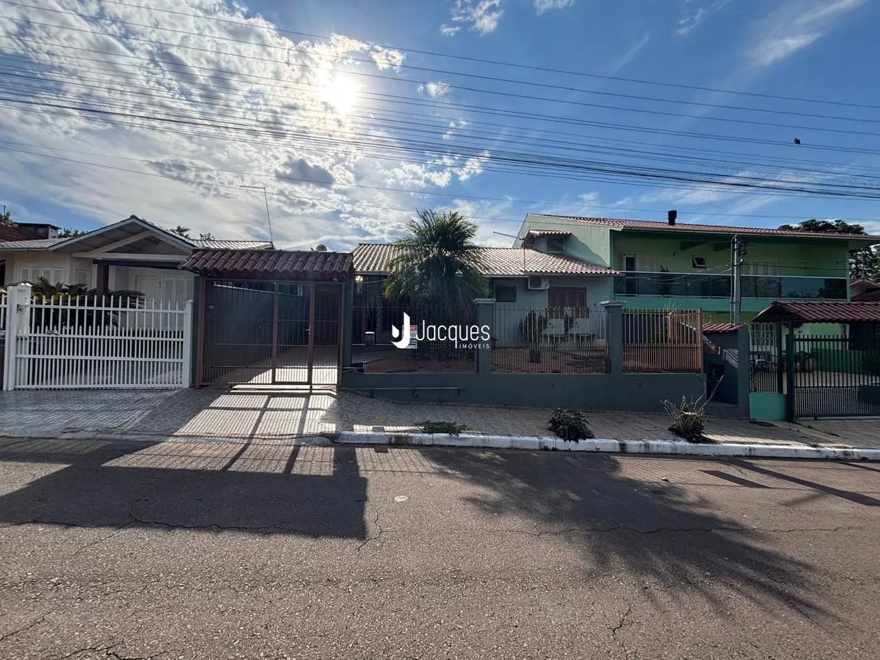 Exterior da casa em Lajeado, Brasil, com cerca e portão.