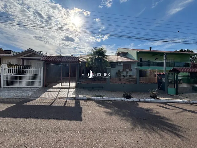 Exterior da casa em Lajeado, Brasil, com cerca e portão.