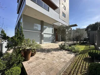 Fachada moderna de um edifício residencial em Lajeado, Brasil, com área externa pavimentada.
