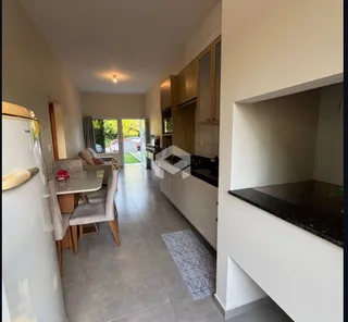Ambiente interno com piso de cerâmica e armários de madeira.