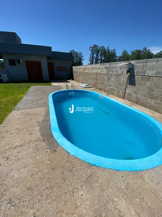 Foto de uma piscina externa em uma propriedade.