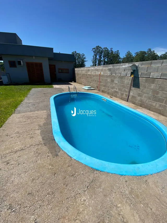 Foto de uma piscina externa em uma propriedade.
