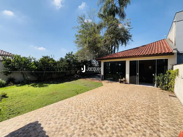 Foto da fachada de uma residência em Lajeado, Brasil, mostrando o quintal e a área pavimentada.