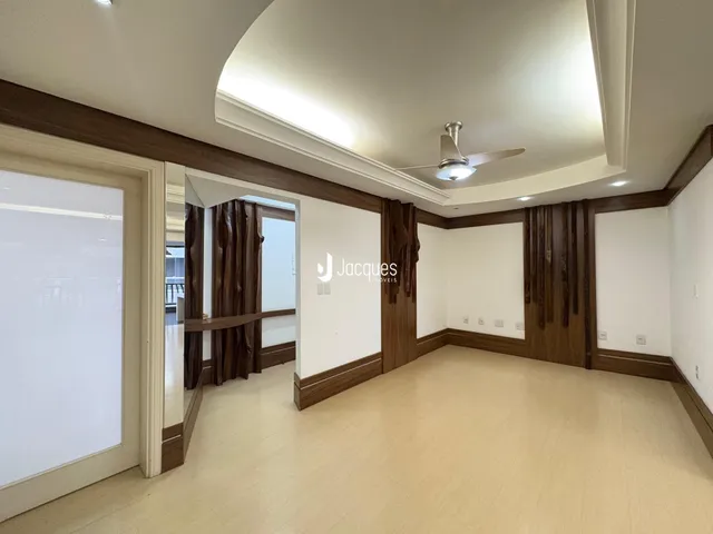 Sala de estar com piso de madeira clara e paredes brancas.