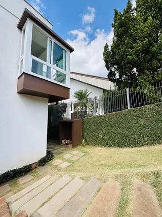 Fachada de uma residência em Lajeado, Brasil, com jardim e cerca.