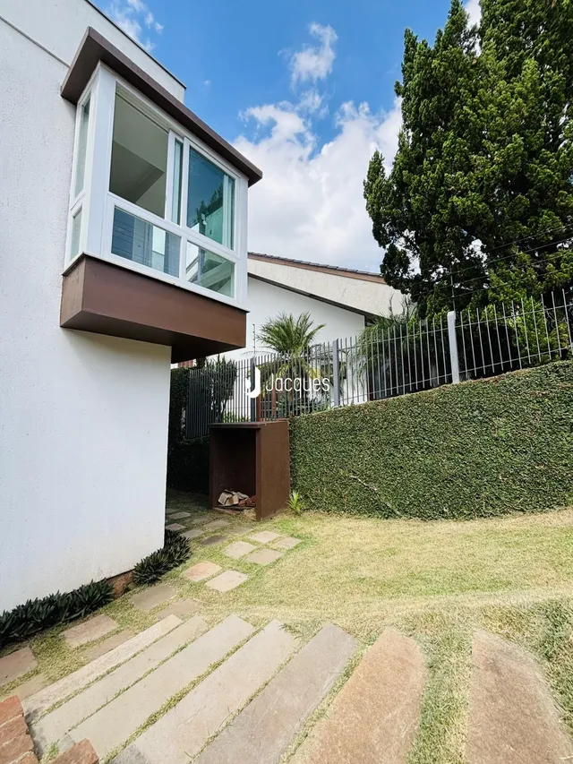 Fachada de uma residência em Lajeado, Brasil, com jardim e cerca.