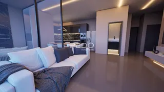 Sala de estar moderna com sofá branco e grandes janelas.