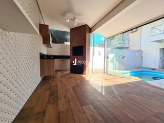 Sala de estar com piso de madeira e vista para a área externa.