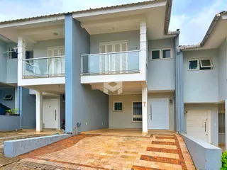 Fachada de uma residência em Lajeado, Brasil, com varanda e pátio.