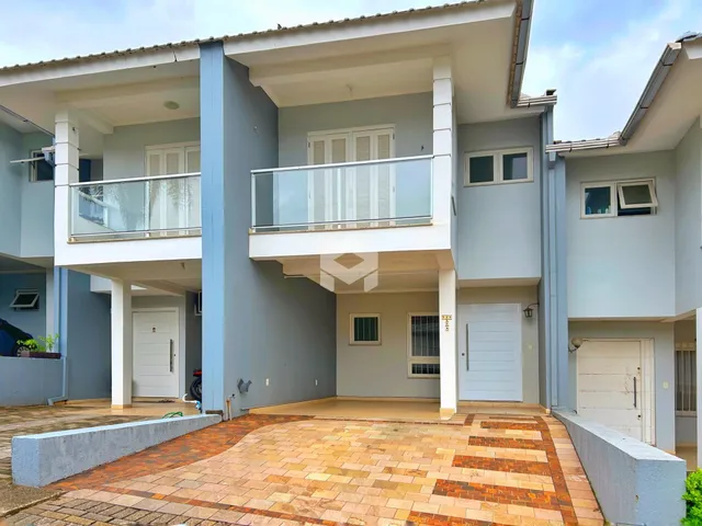Fachada de uma residência em Lajeado, Brasil, com varanda e pátio.