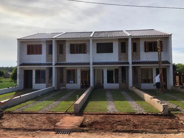 Fachada de uma casa residencial em Lajeado, Brasil, com revestimento em tijolo aparente.