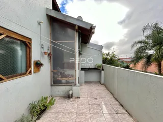 Fachada externa de uma residência em Lajeado, Brasil, mostrando a entrada e o pátio.