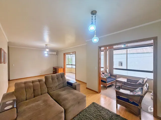 Sala de estar com sofá e piso de madeira.