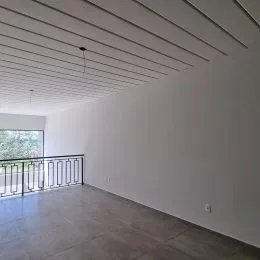 Foto de um teto com painéis em um ambiente interno.