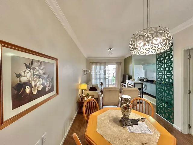 Interior de uma sala de jantar com mesa de madeira e decoração na Lajeado, Brasil.