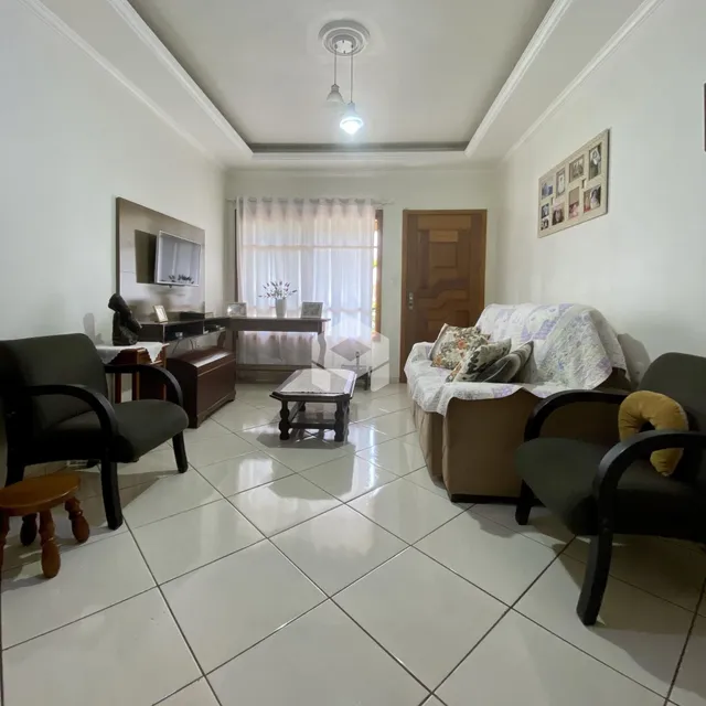 Sala de estar com sofá e decoração clara.