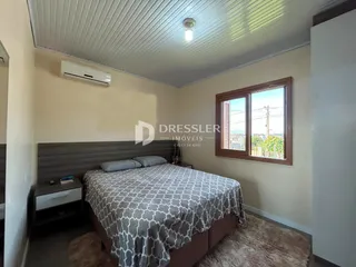 Foto de um quarto com cama e janela em imóvel no Brasil.