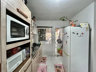 Interior da cozinha e área de passagem de uma residência em Lajeado.