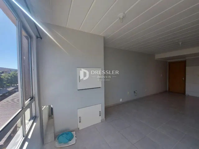 Vista interna de um ambiente com piso de cerâmica e janela.