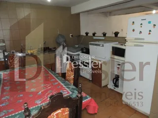 Quarto com cama e móveis de madeira em um imóvel.