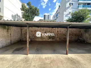 Vista de uma área externa coberta entre edifícios residenciais.