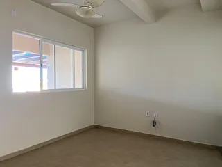 Foto de um cômodo interno com paredes brancas e piso claro.