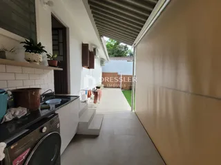 Vista da cozinha com acesso a uma área externa.