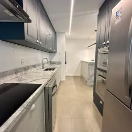 Foto de uma cozinha com armários e bancada clara.