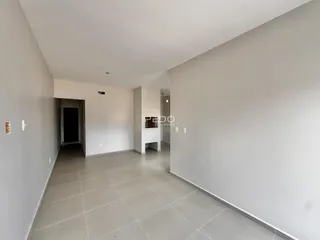Hall de entrada de um imóvel com paredes brancas e piso claro.