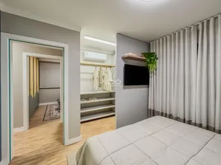 Quarto com cama e armário em um apartamento no Brasil.