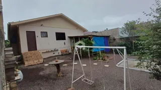 Fachada de uma casa em Lajeado, Brasil com área externa e piscina.