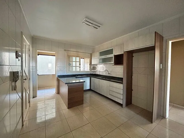 Imagem de uma cozinha e área adjacente em um imóvel no Brasil.